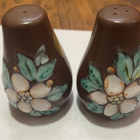 Vintage ceramic brown salt & pepper shakers floral design made in Canada - Picture 9 of 9